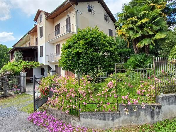 CASA BIFAMILIARE CON GIARDINO