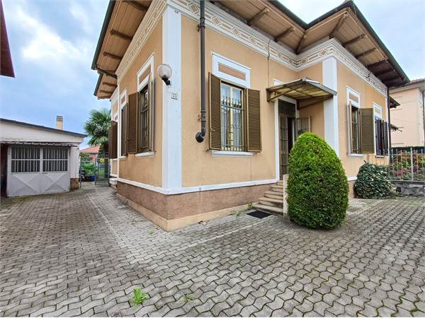 CASA CON GIARDINO IN POSIZIONE CENTRALISSIMA!