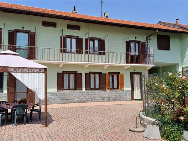 CASA CON CORTILE E TERRENO EDIFICABILE
