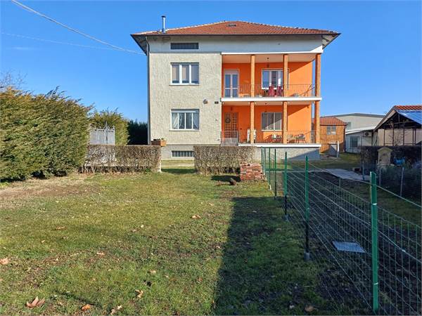 APARTMENT WITH TERRACE AND GARDEN