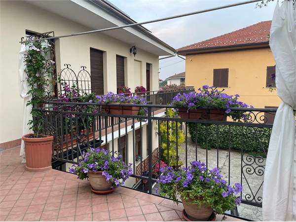 PORZIONE DI CASA CON TERRAZZO E CORTILE