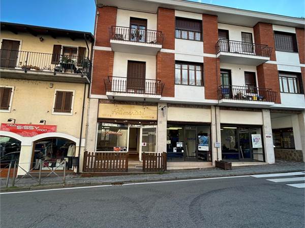NEGOZIO IN CENTRO PAESE