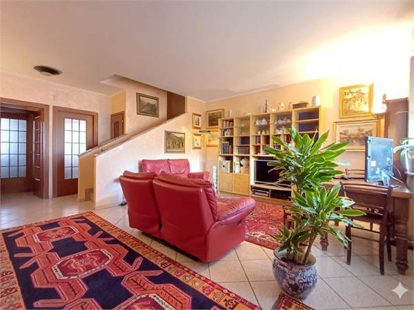 VILLA A SCHIERA CON GIARDINO