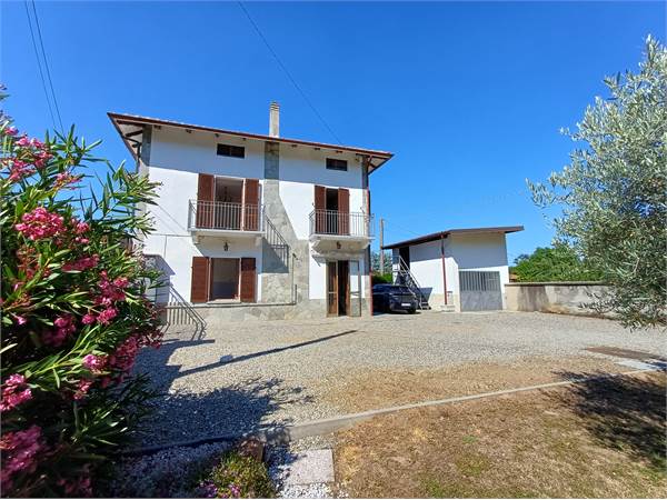 CASA SEMINDIPENDENTE CON GIARDINO E CORTILE