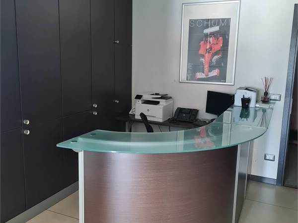 UFFICIO COMPLETAMENTE ARREDATO